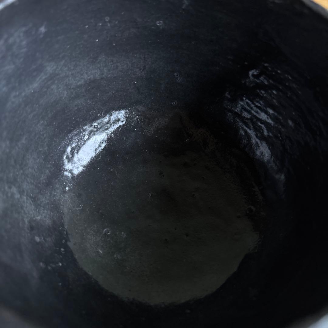 Black Stoneware Matcha Bowl by Toan — Hand-Painted Amber Crest Motif, Signed Box