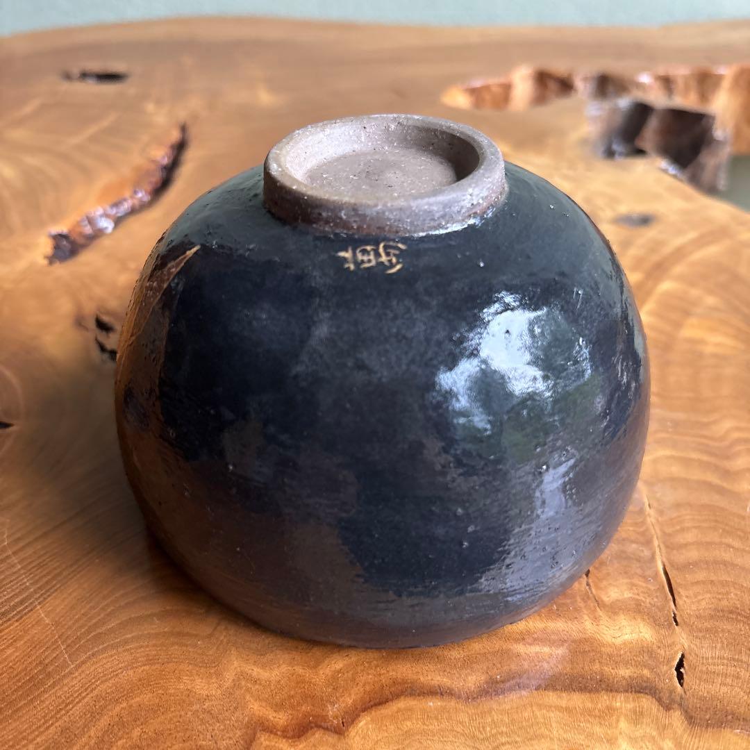 Black Stoneware Matcha Bowl by Toan — Hand-Painted Amber Crest Motif, Signed Box