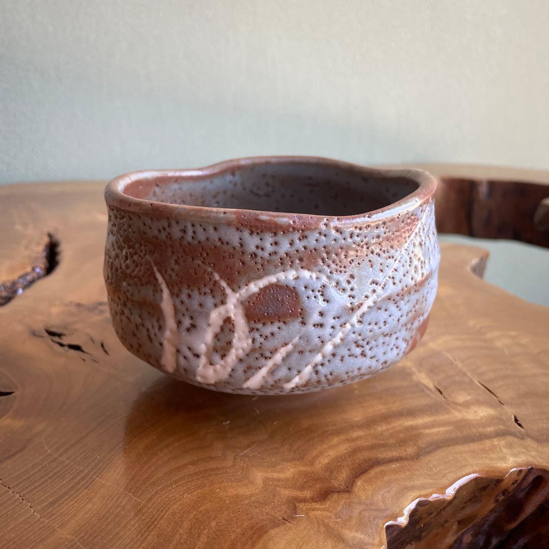 Shino Ware Matcha Bowl by Kato Shuzan — Nezumi Shino with Hi-iro Fire Blush, Carved Motif, Tomobako