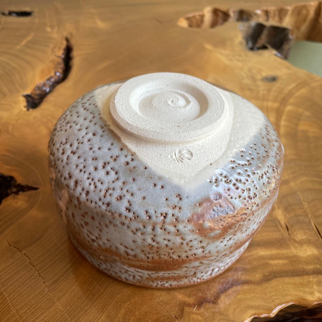 Shino Ware Matcha Bowl by Kato Shuzan — Nezumi Shino with Hi-iro Fire Blush, Carved Motif, Tomobako