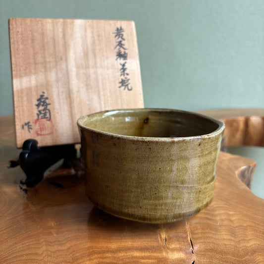 Yellow Ash Glaze Matcha Bowl by Kato Shunto — Seto Kiln, Signed Tomobako
