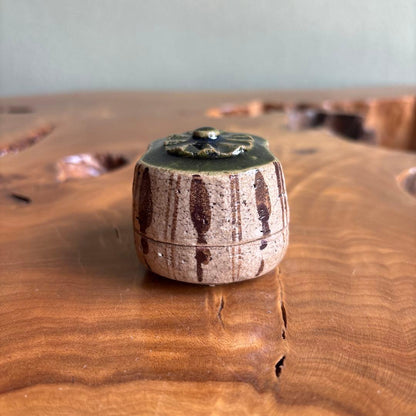 Oribe Hajiki Kogo Incense Container by Matsumoto Tetsuzan — Mino Ware, Tomobako