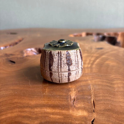 Oribe Hajiki Kogo Incense Container by Matsumoto Tetsuzan — Mino Ware, Tomobako