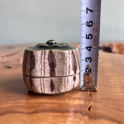 Oribe Hajiki Kogo Incense Container by Matsumoto Tetsuzan — Mino Ware, Tomobako