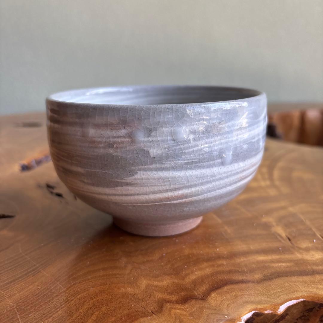 Ichinose Ware Hakeme Chawan — White Slip Brush Tea Bowl by Mei, Tomobako