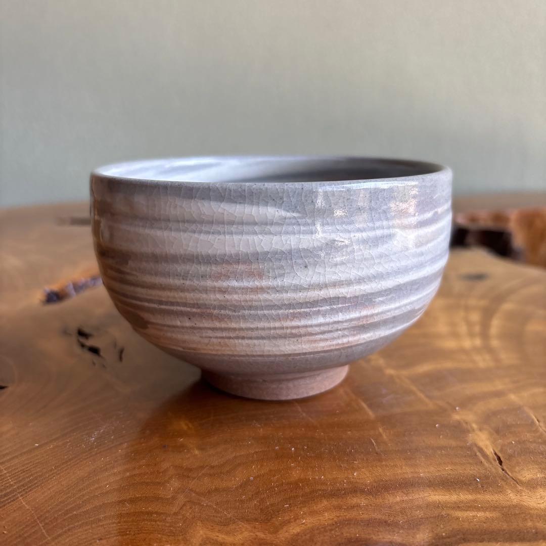 Ichinose Ware Hakeme Chawan — White Slip Brush Tea Bowl by Mei, Tomobako