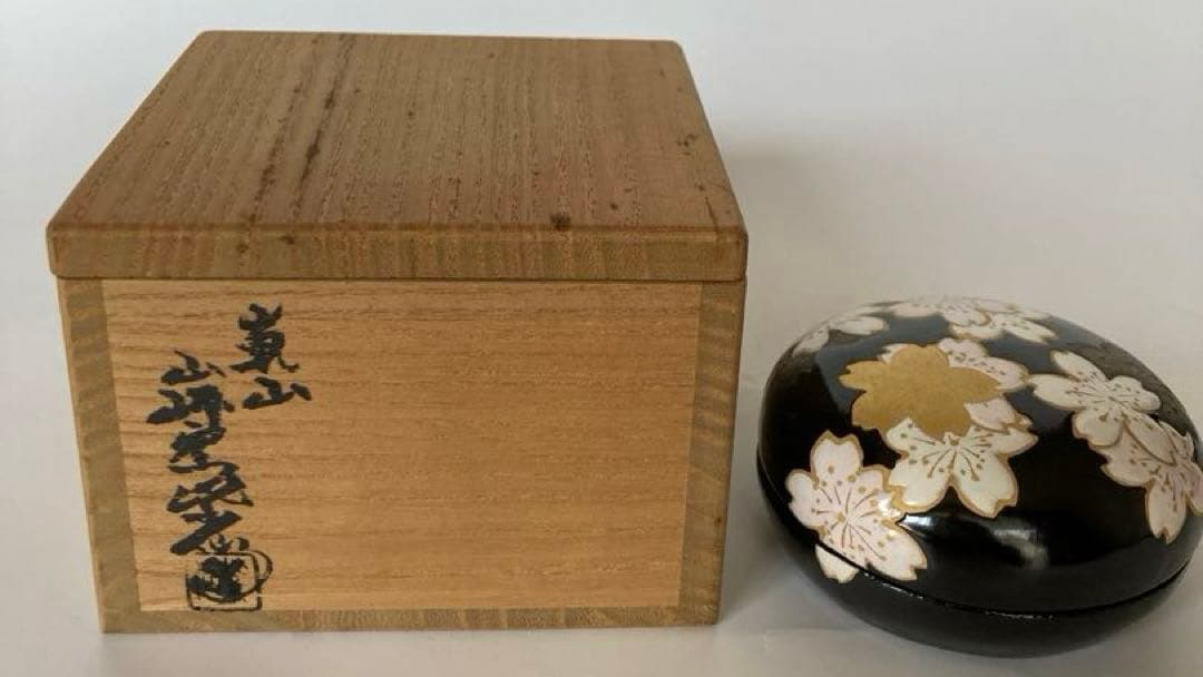 Sakura Maki-e Lacquer Kogo Incense Box by Asano Shisen, Yamazaki Kiln Arashiyama — Tomobako