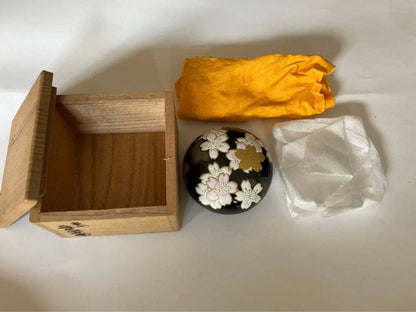 Sakura Maki-e Lacquer Kogo Incense Box by Asano Shisen, Yamazaki Kiln Arashiyama — Tomobako
