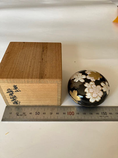 Sakura Maki-e Lacquer Kogo Incense Box by Asano Shisen, Yamazaki Kiln Arashiyama — Tomobako