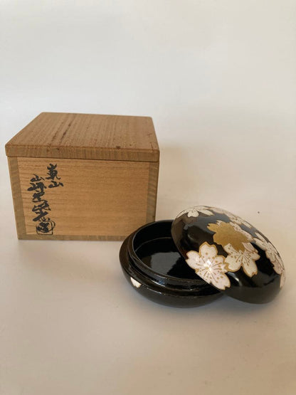 Sakura Maki-e Lacquer Kogo Incense Box by Asano Shisen, Yamazaki Kiln Arashiyama — Tomobako