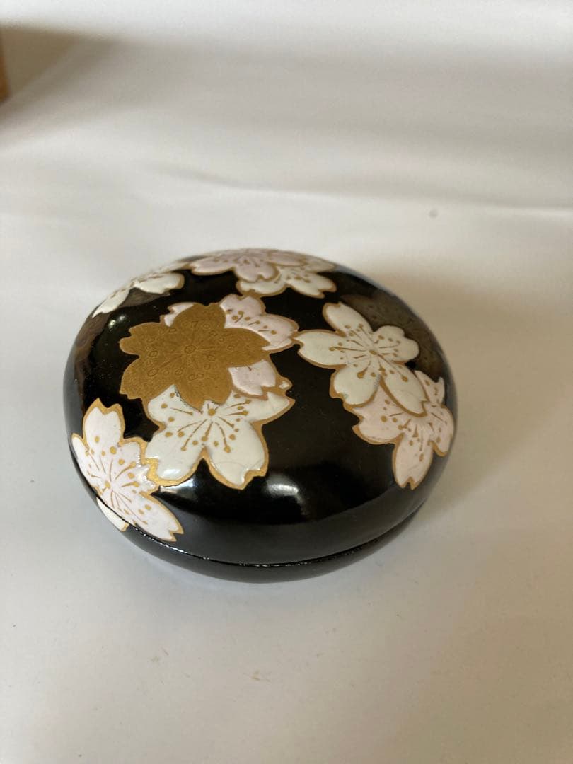 Sakura Maki-e Lacquer Kogo Incense Box by Asano Shisen, Yamazaki Kiln Arashiyama — Tomobako