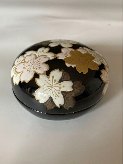 Sakura Maki-e Lacquer Kogo Incense Box by Asano Shisen, Yamazaki Kiln Arashiyama — Tomobako
