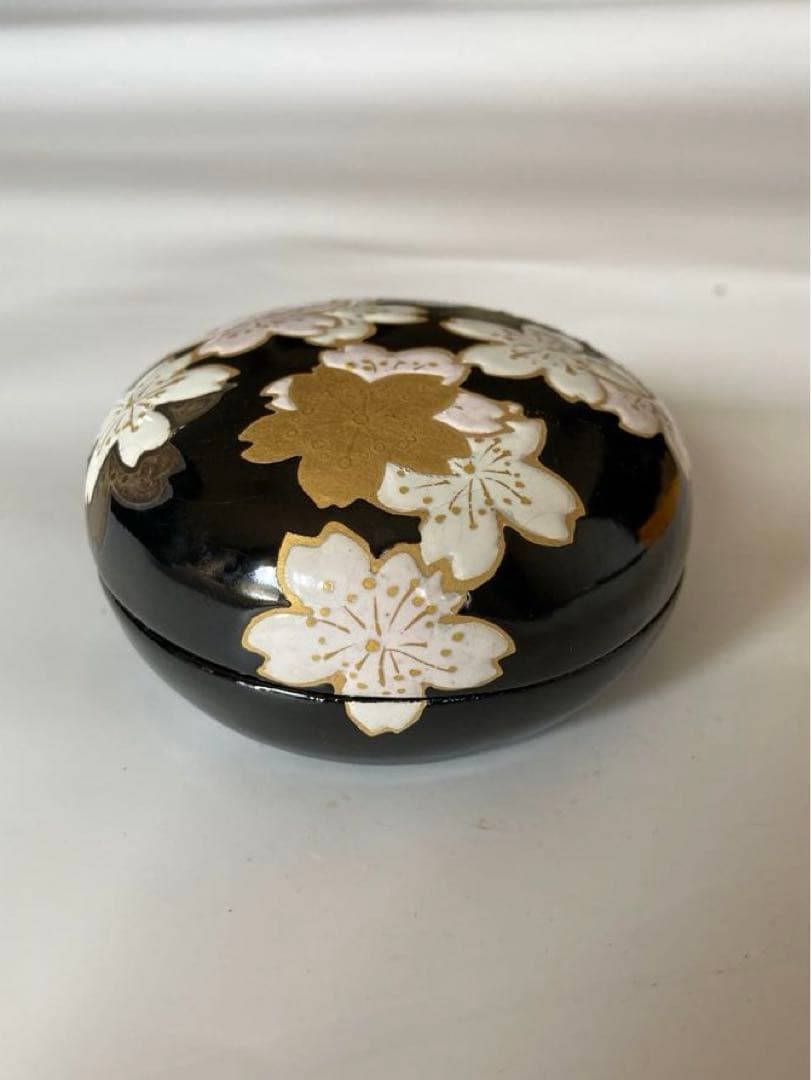 Sakura Maki-e Lacquer Kogo Incense Box by Asano Shisen, Yamazaki Kiln Arashiyama — Tomobako