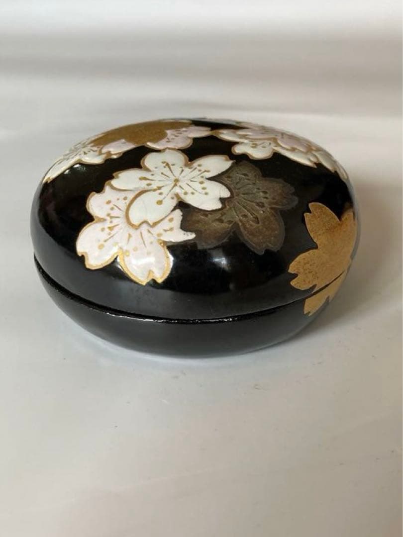 Sakura Maki-e Lacquer Kogo Incense Box by Asano Shisen, Yamazaki Kiln Arashiyama — Tomobako