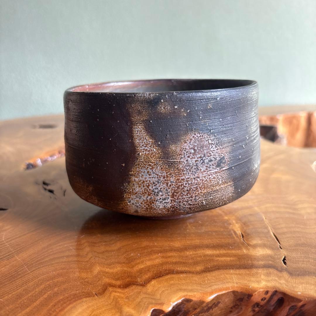 Bizen Ware Matcha Chawan Tea Bowl by Shibaoka Nobuyoshi with Hidasuki Scarlet Marks and Signed Tomobako Wooden Box