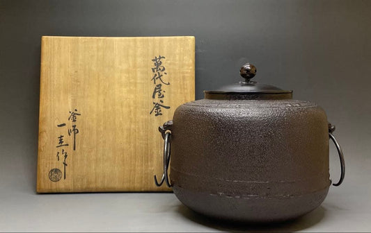 Kakuya Ikkei Living National Treasure Mandaiyu Kama Iron Tea Kettle Tomobako