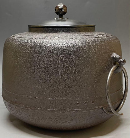 Kakuya Ikkei Living National Treasure Mandaiyu Kama Iron Tea Kettle Tomobako