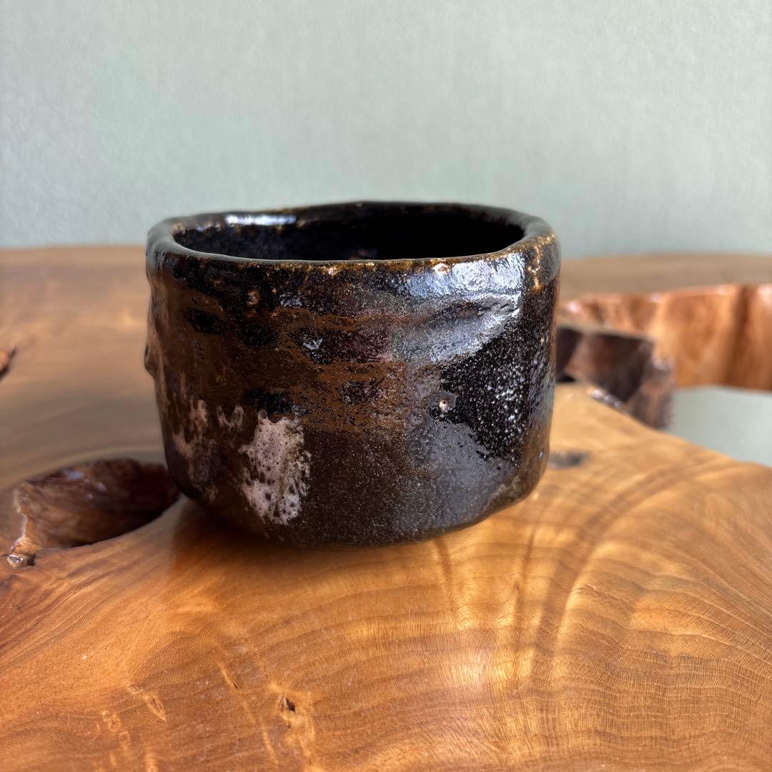 Nagashigake Chawan — Dark Glaze with White Drip, Cylindrical Matcha Bowl