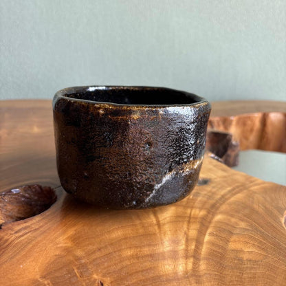 Nagashigake Chawan — Dark Glaze with White Drip, Cylindrical Matcha Bowl
