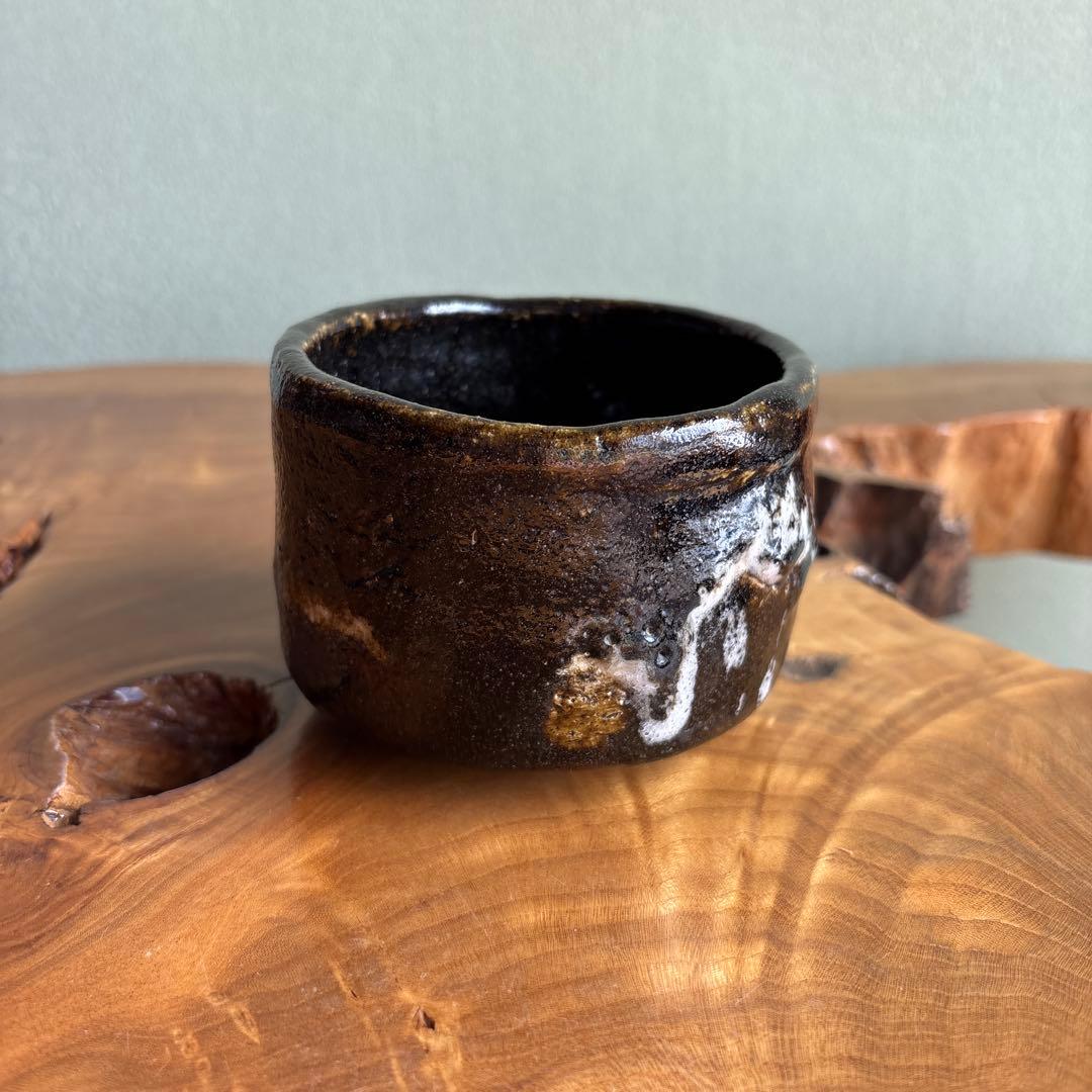 Nagashigake Chawan — Dark Glaze with White Drip, Cylindrical Matcha Bowl