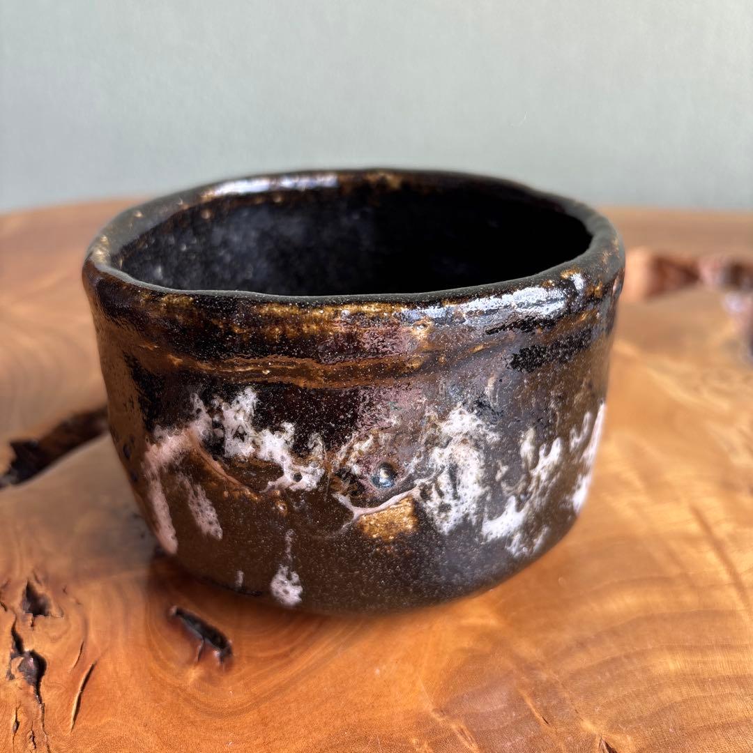 Nagashigake Chawan — Dark Glaze with White Drip, Cylindrical Matcha Bowl