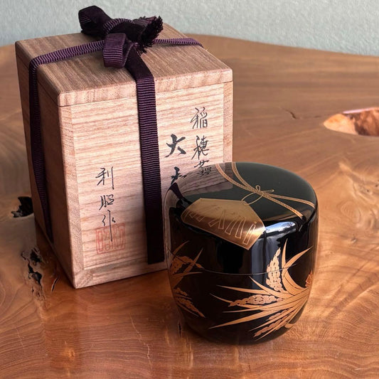 Yoshida Toshiaki — Inaho Maki-e Dainas | Lacquered Tea Caddy with Gold Rice Ear Design, Tomobako