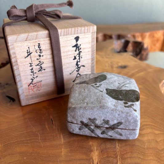 Inoue Toya | Karatsu Kogo Butterfly Motif | Square-Form Incense Container | Kagamiyama Kiln | Tomobako