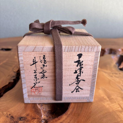 Inoue Toya | Karatsu Kogo Butterfly Motif | Square-Form Incense Container | Kagamiyama Kiln | Tomobako
