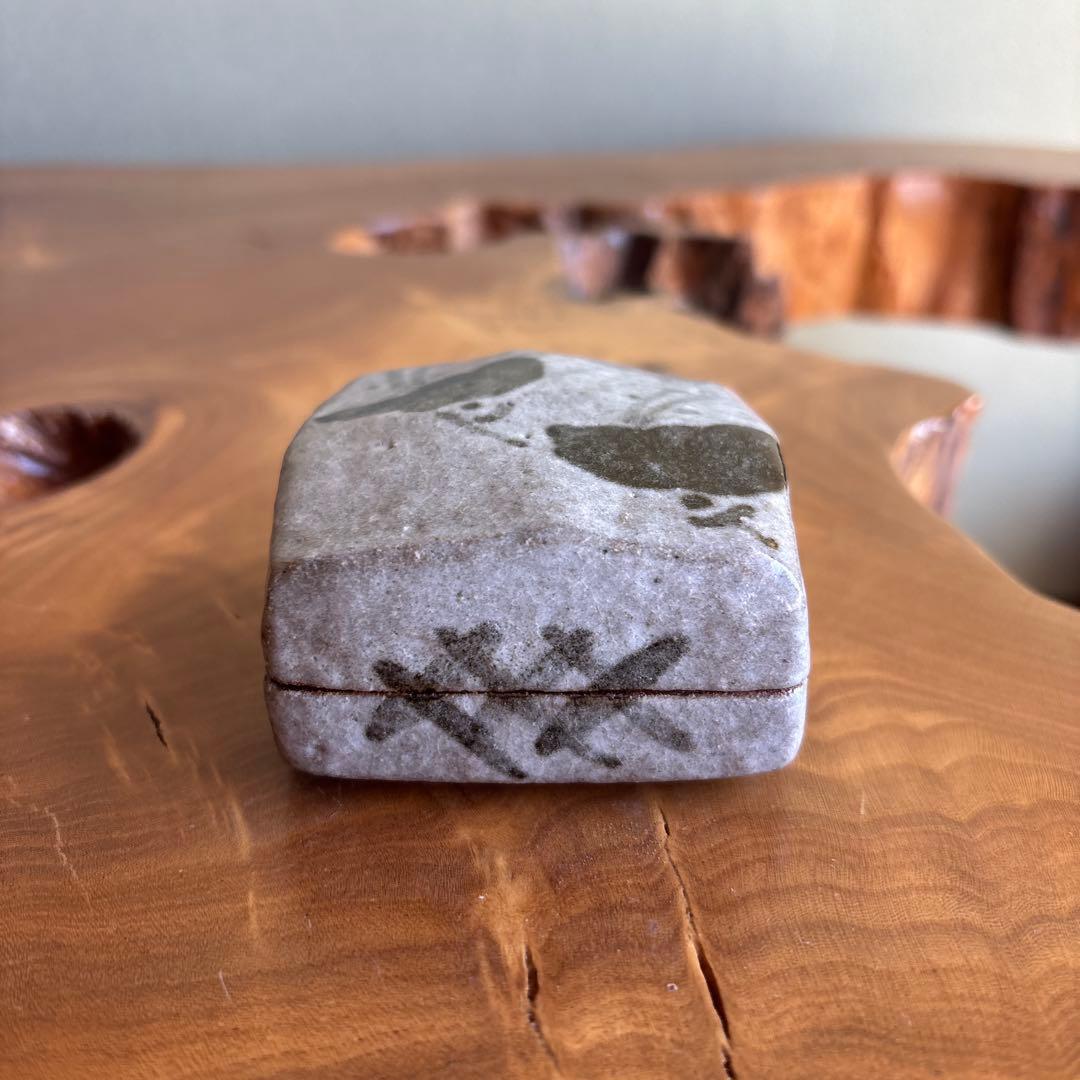 Inoue Toya | Karatsu Kogo Butterfly Motif | Square-Form Incense Container | Kagamiyama Kiln | Tomobako
