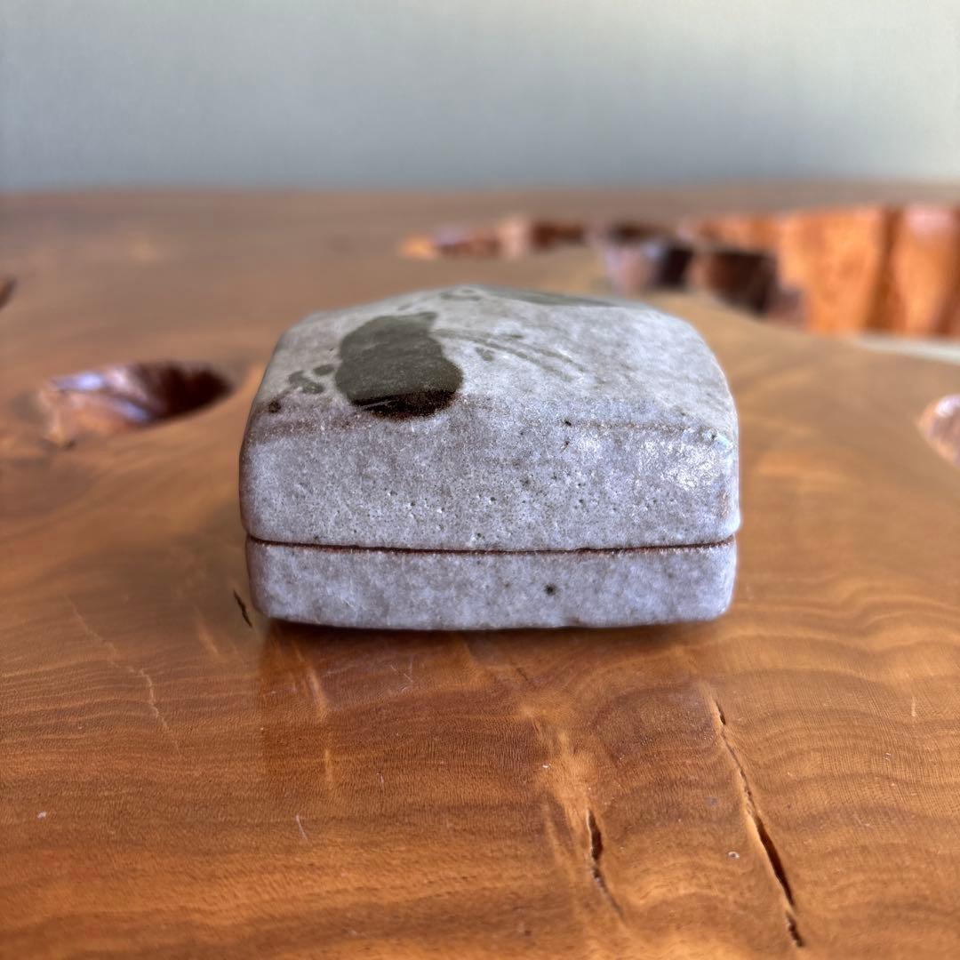 Inoue Toya | Karatsu Kogo Butterfly Motif | Square-Form Incense Container | Kagamiyama Kiln | Tomobako