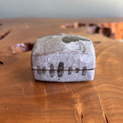Inoue Toya | Karatsu Kogo Butterfly Motif | Square-Form Incense Container | Kagamiyama Kiln | Tomobako