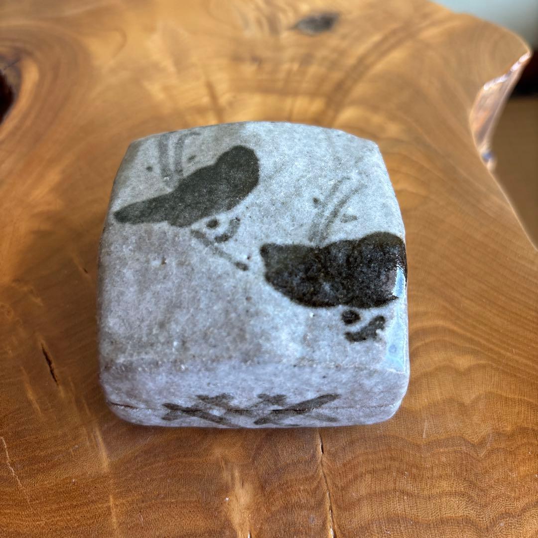 Inoue Toya | Karatsu Kogo Butterfly Motif | Square-Form Incense Container | Kagamiyama Kiln | Tomobako