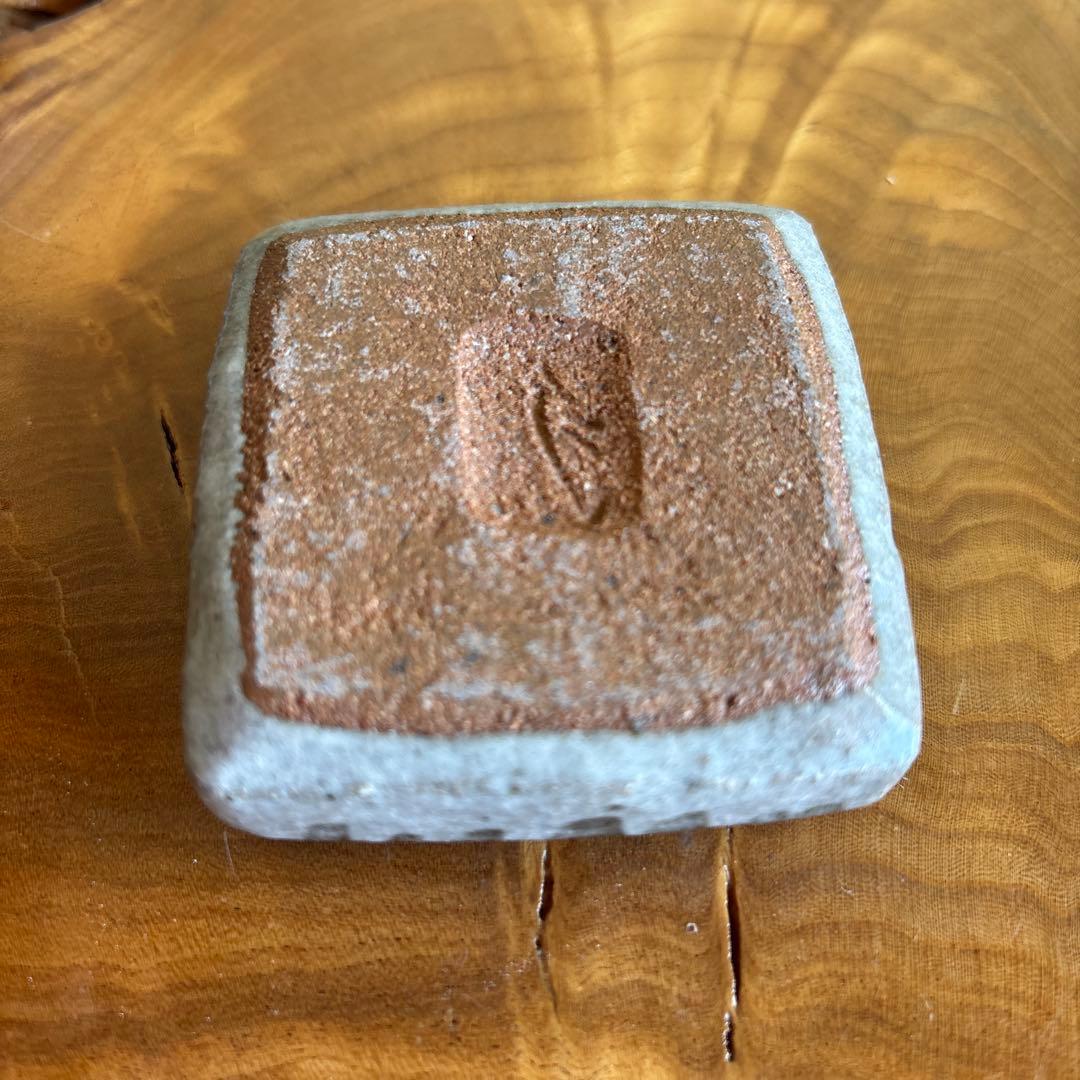 Inoue Toya | Karatsu Kogo Butterfly Motif | Square-Form Incense Container | Kagamiyama Kiln | Tomobako