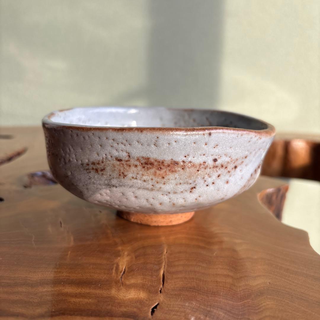 Shino-Ware Tea Bowl — White Glaze with Hi-iro Fire Markings, Wooden Box