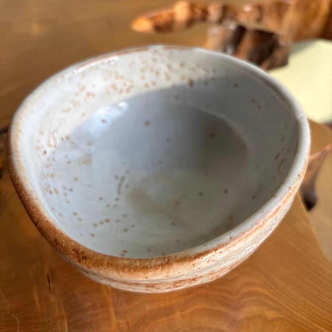 Shino-Ware Tea Bowl — White Glaze with Hi-iro Fire Markings, Wooden Box