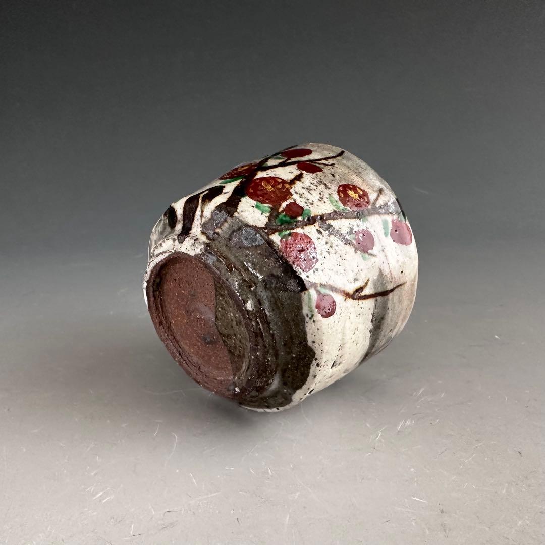 Red Plum Blossom Sake Cup by Arakawa Takeo - Suigetsu Kiln Mino Ware