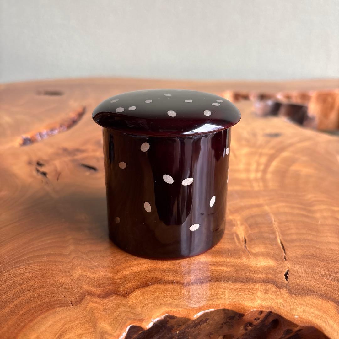 Nakade Shoho Otafuku Maki-e Kinrinji Natsume — Deep Brown Lacquer with White Dots, Hidden Face Inside Lid, Signed Box