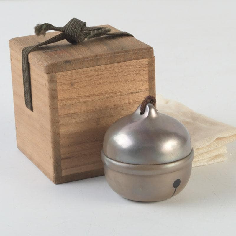 Suzu-gata Kogo Incense Container by Koshu, Authenticated by Hisada Soya Jingyu-sai, Signed Box