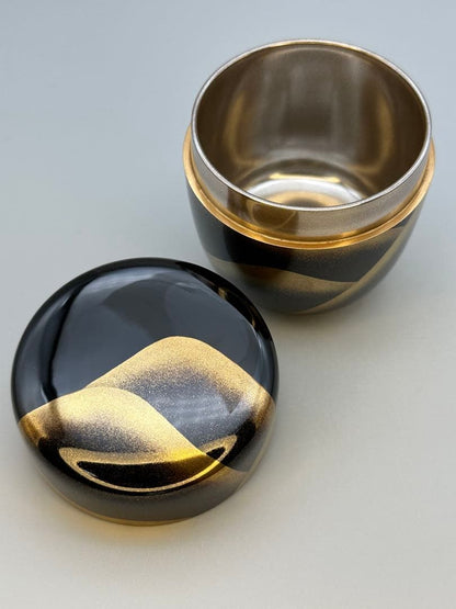 Hosokawa Shimitsuki Toyama Natsume — Gold Maki-e Mountains, Tomobako