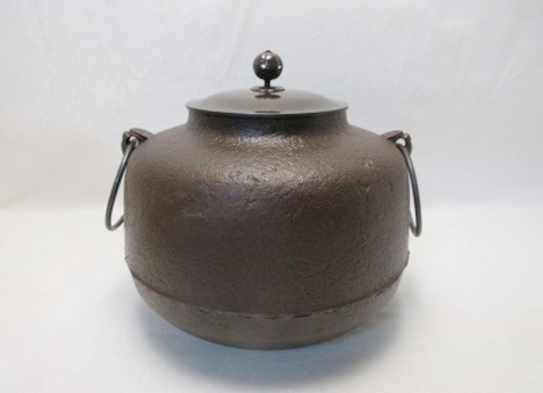 Japanese Cast Iron Tea Ceremony Kettle, Amidado Gama Chagama by Living National Treasure Takahashi Keiten, Signed Tomobako, Unused