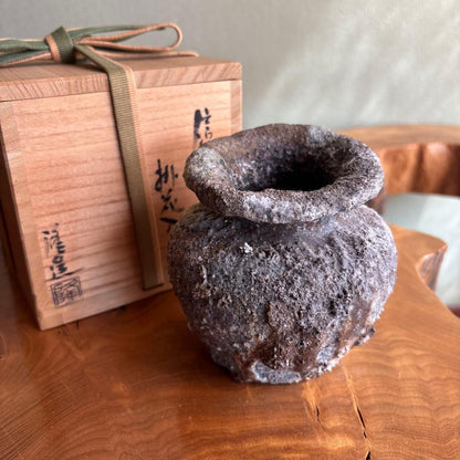 Shigaraki Hanging Flower Vase by Minagawa Takashi, Tsuchi no Ko Kiln — Natural Ash Glaze Wabi-Sabi Ikebana Vessel with Original Box