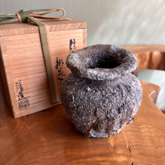 Shigaraki Hanging Flower Vase by Minagawa Takashi, Tsuchi no Ko Kiln — Natural Ash Glaze Wabi-Sabi Ikebana Vessel with Original Box