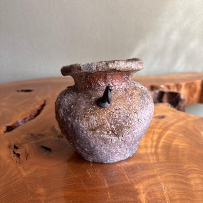 Shigaraki Hanging Flower Vase by Minagawa Takashi, Tsuchi no Ko Kiln — Natural Ash Glaze Wabi-Sabi Ikebana Vessel with Original Box