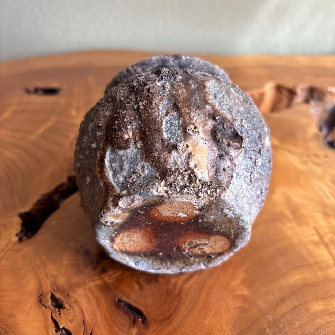 Shigaraki Hanging Flower Vase by Minagawa Takashi, Tsuchi no Ko Kiln — Natural Ash Glaze Wabi-Sabi Ikebana Vessel with Original Box