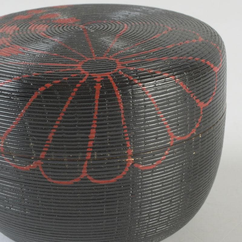 Senpo — Kikukiri Jurin Natsume | Chrysanthemum & Paulownia on Kenjo-Carved Black Lacquer | Tomobako