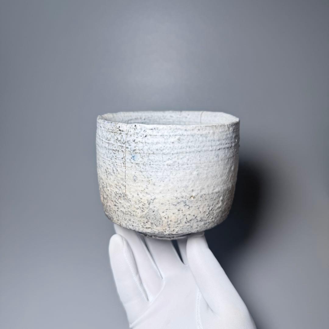 White Hagi Tsutsu-Chawan with Gold Accents by Katō Shigemi — Taizan-gama, Funka Kinsai, Tomobako