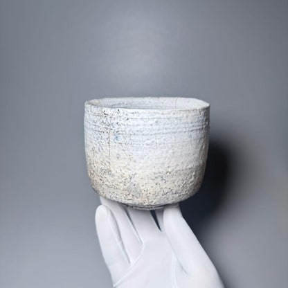 White Hagi Tsutsu-Chawan with Gold Accents by Katō Shigemi — Taizan-gama, Funka Kinsai, Tomobako