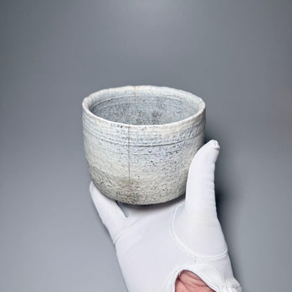 White Hagi Tsutsu-Chawan with Gold Accents by Katō Shigemi — Taizan-gama, Funka Kinsai, Tomobako