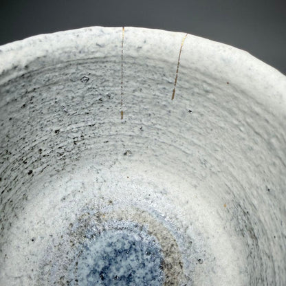 White Hagi Tsutsu-Chawan with Gold Accents by Katō Shigemi — Taizan-gama, Funka Kinsai, Tomobako