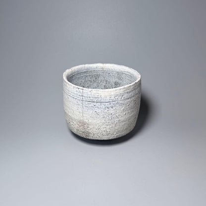 White Hagi Tsutsu-Chawan with Gold Accents by Katō Shigemi — Taizan-gama, Funka Kinsai, Tomobako